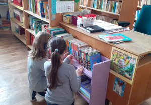 Dzieci przeglądają książki dla najmłodszych czytelników.
